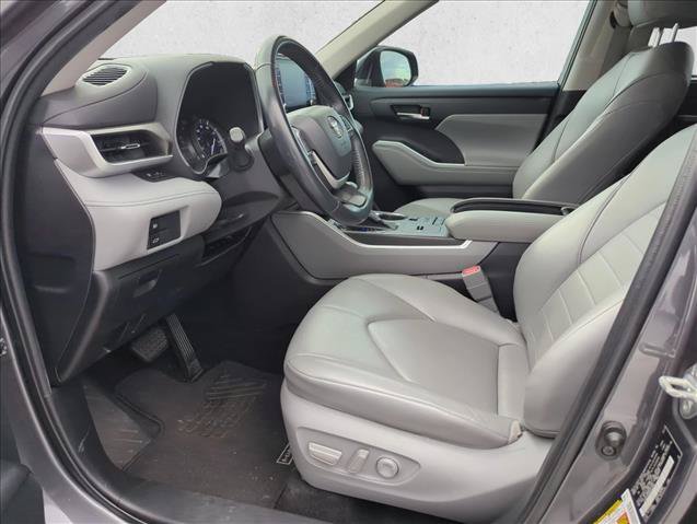 Used 2022 Toyota Highlander XLE FWD image 12