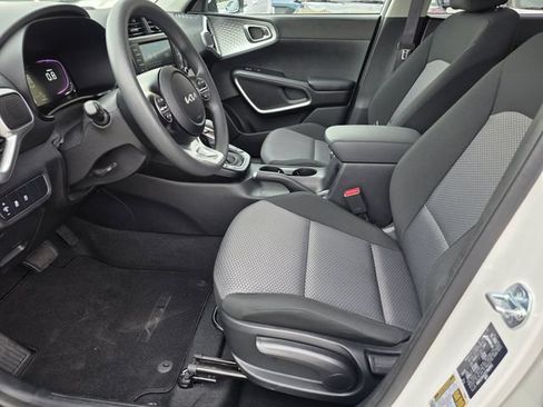 Certified 2025 Kia Soul LX w/ LX Technology Package FWD image 17