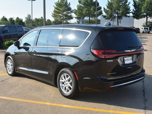 Used 2024 Chrysler Pacifica Touring-L FWD image 8