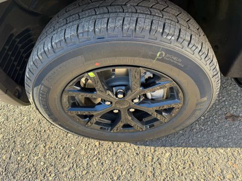 New 2025 Jeep Grand Cherokee Altitude image 11