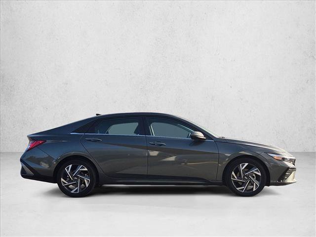 Used 2025 Hyundai Elantra SEL FWD image 4