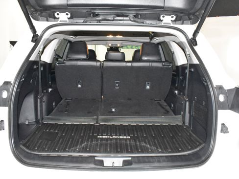 Used 2025 Toyota Highlander XLE FWD image 28
