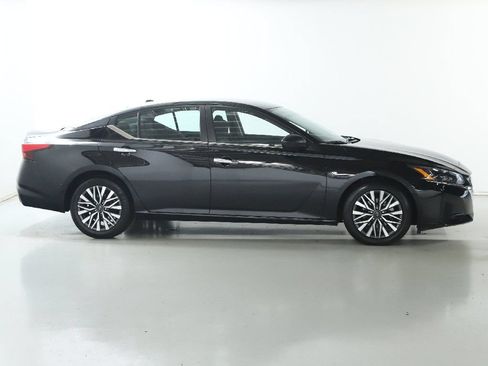 Used 2024 Nissan Altima 2.5 SV FWD image 11