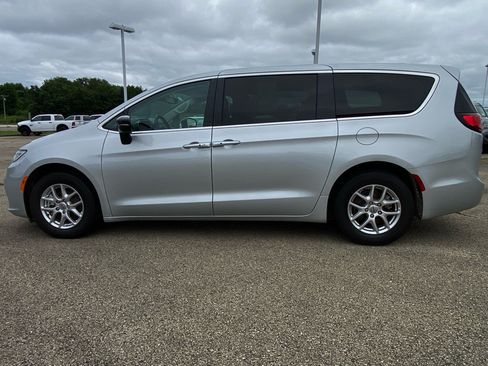 Used 2024 Chrysler Pacifica Touring-L FWD image 6