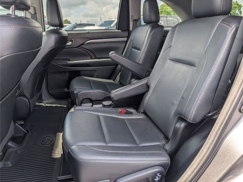 Used 2017 Toyota Highlander Limited AWD/4WD image 32