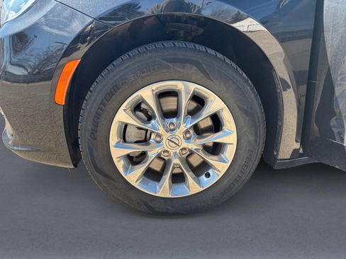 Used 2022 Chrysler Pacifica Touring-L image 12