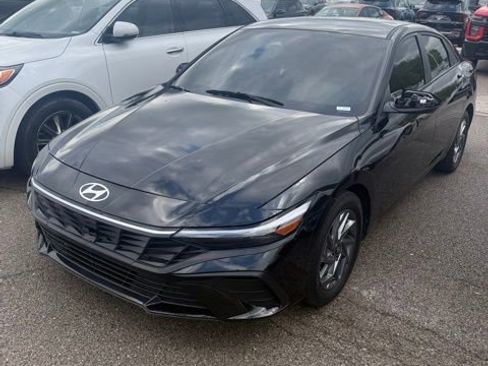Used 2024 Hyundai Elantra SEL FWD image 2