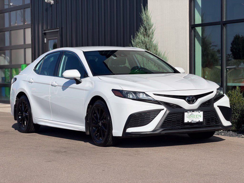 Used 2024 Toyota Camry SE FWD image 4