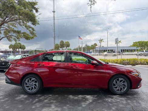 Used 2024 Hyundai Elantra SEL FWD image 11