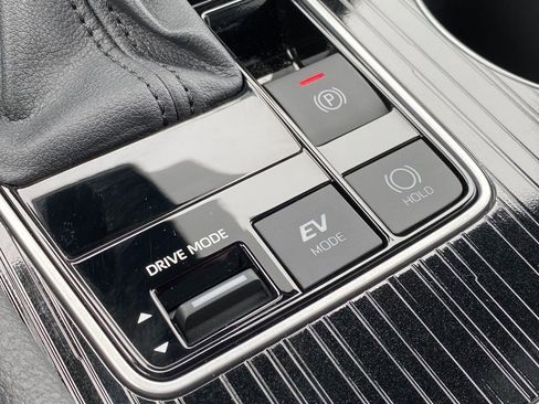 Used 2025 Toyota Sienna XSE image 28