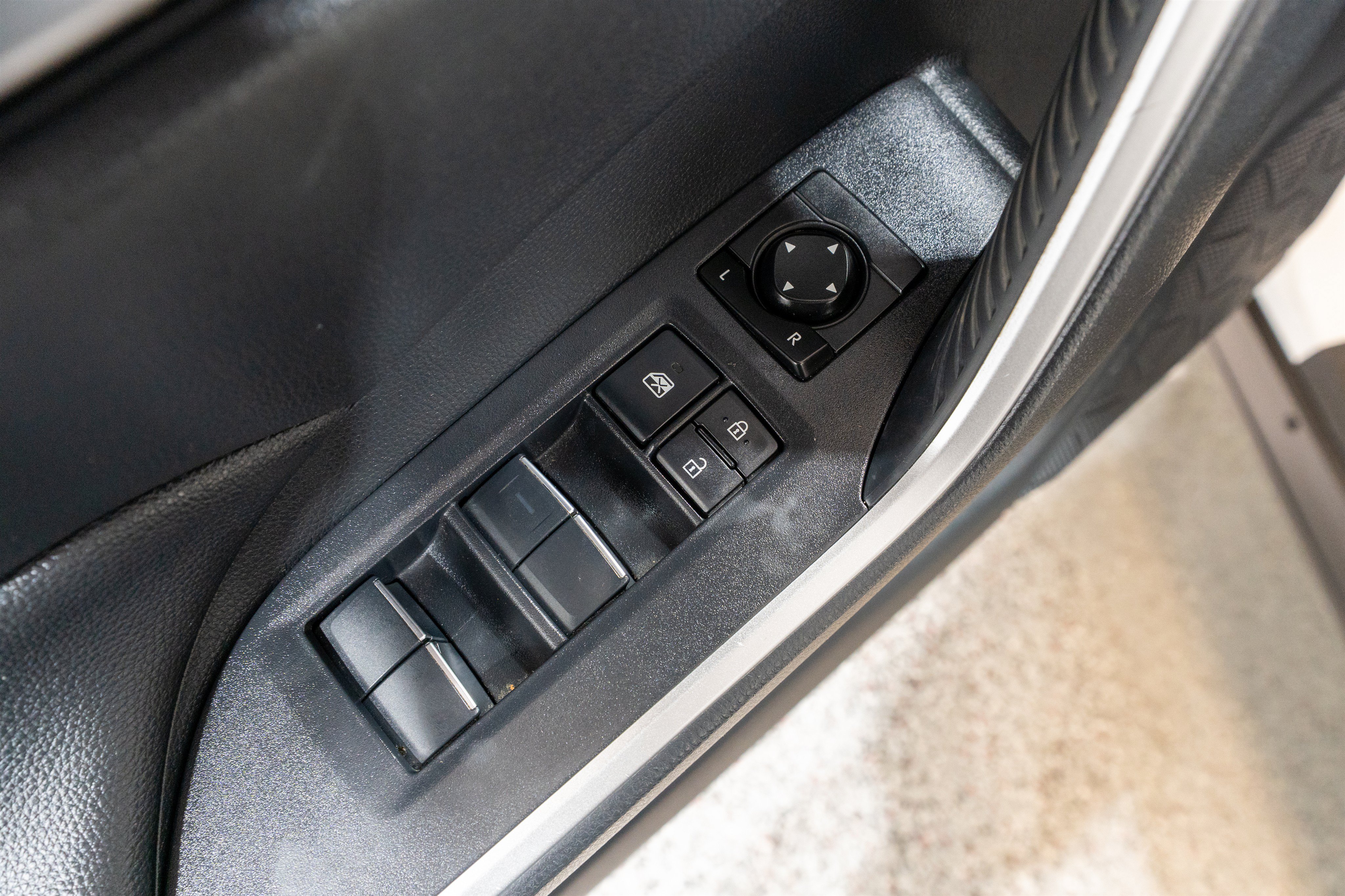 Used 2019 Toyota RAV4 XLE Premium FWD image 13