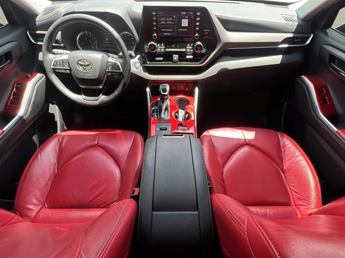 Used 2022 Toyota Highlander LE FWD image 12