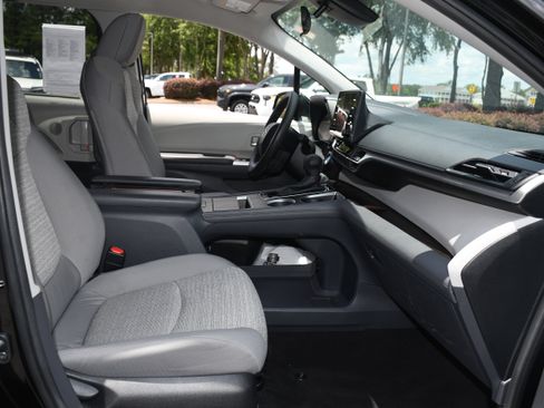 Used 2023 Toyota Sienna LE image 19