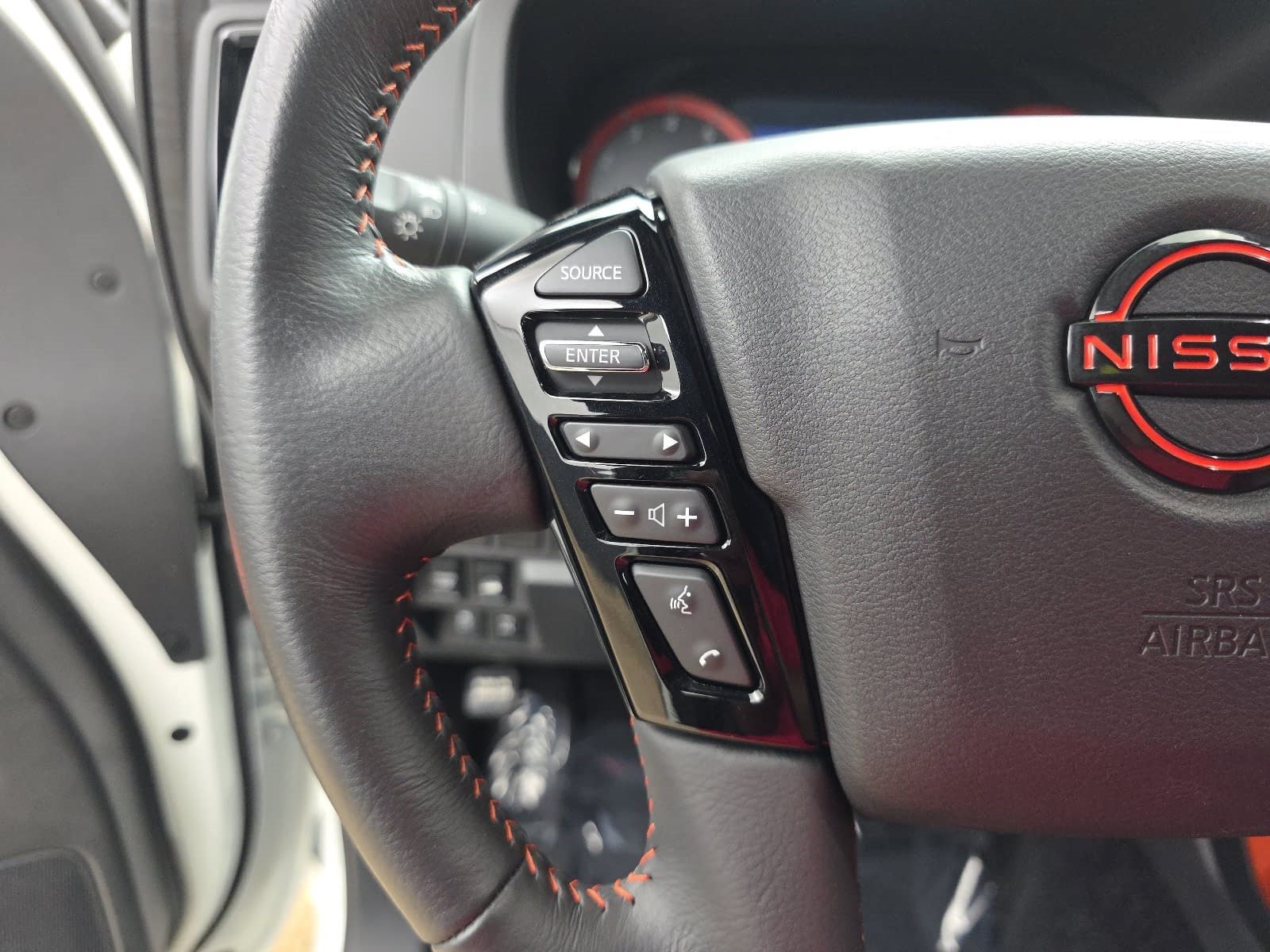 Used 2025 Nissan Frontier PRO-4X AWD/4WD image 14