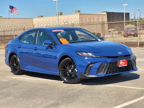 Used 2025 Toyota Camry SE AWD/4WD image 2