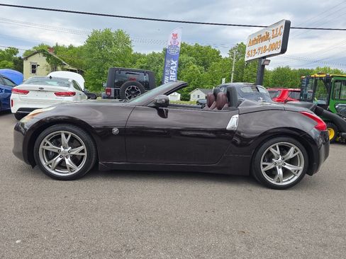 Used 2010 Nissan 370Z Touring w/ Sport Pkg RWD image 3