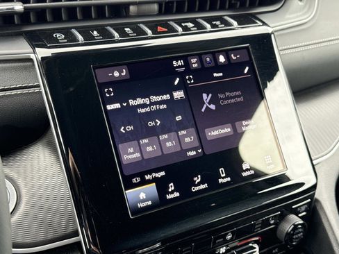 Used 2024 Jeep Grand Cherokee L Laredo image 3