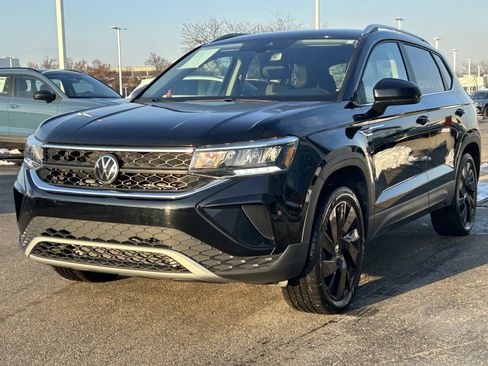 Certified 2024 Volkswagen Taos SE w/ Black Wheel Plus Package image 3