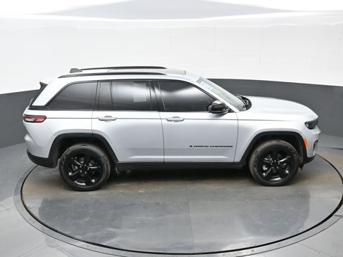 Used 2023 Jeep Grand Cherokee Limited w/ Black Appearance Package image 39