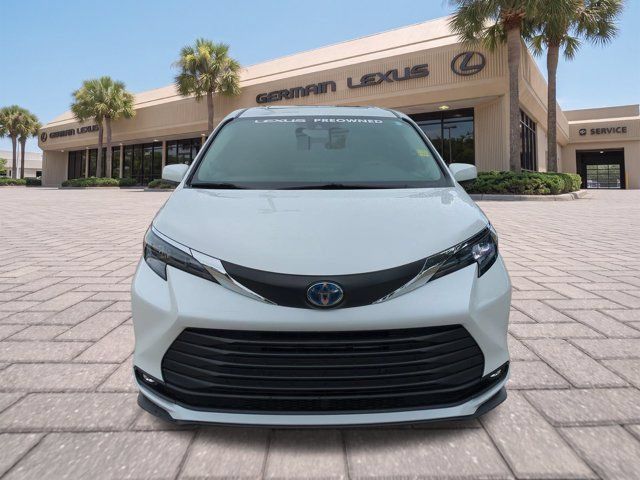 Used 2025 Toyota Sienna XLE w/ XLE Plus Package FWD image 9