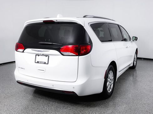 Used 2020 Chrysler Pacifica Touring-L FWD image 8