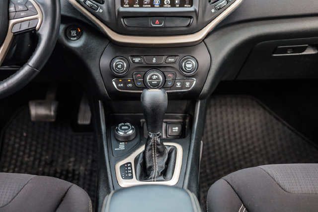 Used 2015 Jeep Cherokee Latitude w/ Comfort/Convenience Group AWD/4WD image 30