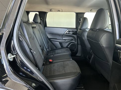 Used 2024 Mitsubishi Outlander SE image 35