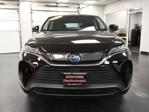 Used 2022 Toyota Venza LE image 2