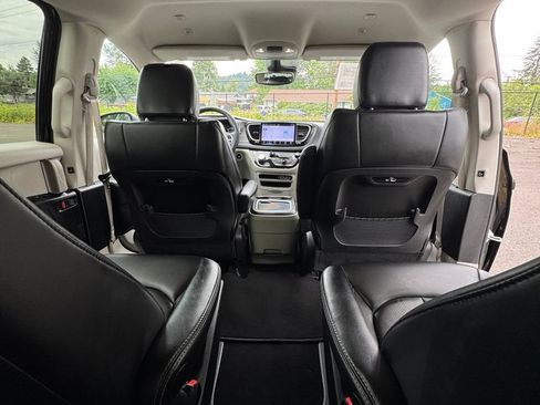 Used 2023 Chrysler Pacifica Touring-L FWD image 28