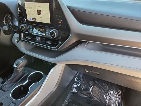 Used 2023 Toyota Highlander LE FWD image 19