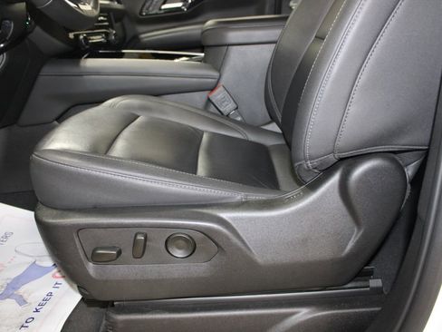 Used 2025 Chevrolet Suburban LT image 18