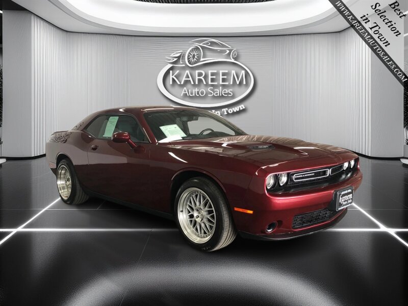 Used 2018 Dodge Challenger SXT RWD image 3