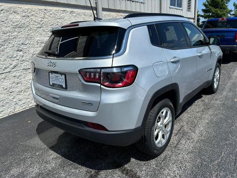 Used 2024 Jeep Compass Latitude AWD/4WD image 3