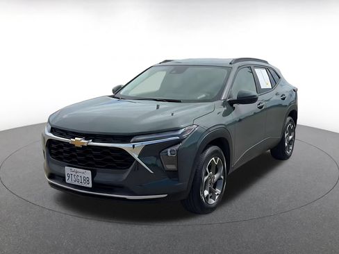 Used 2025 Chevrolet Trax LT FWD image 6