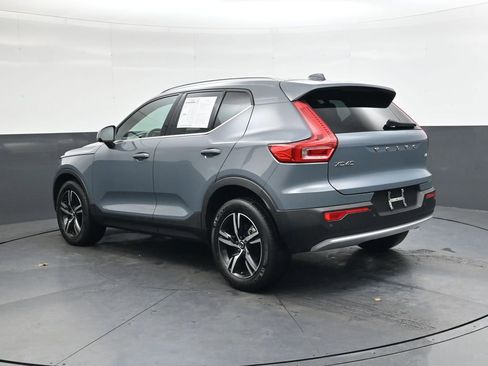 Used 2023 Volvo XC40 B4 Plus image 6