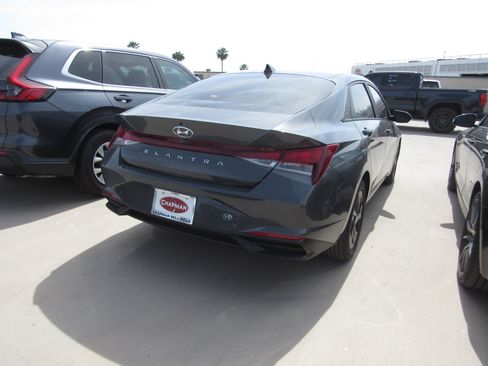 Used 2023 Hyundai Elantra SEL image 3
