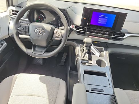 New 2026 Toyota Sienna LE FWD image 26