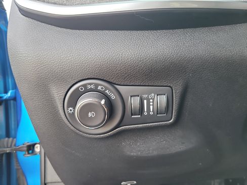 Used 2025 Jeep Compass Latitude image 30