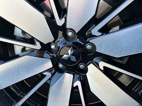 New 2025 Mitsubishi Outlander SE image 16