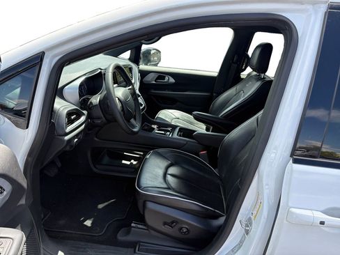 Used 2025 Chrysler Pacifica Limited FWD image 10