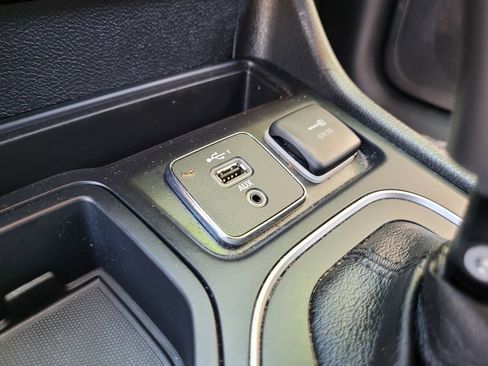 Used 2019 Jeep Cherokee Latitude Plus w/ Comfort/Convenience Group FWD image 23