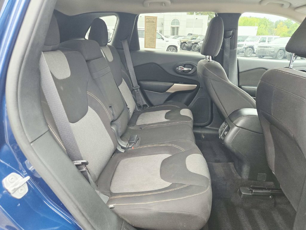 Used 2018 Jeep Cherokee Latitude w/ Cold Weather Group AWD/4WD image 14