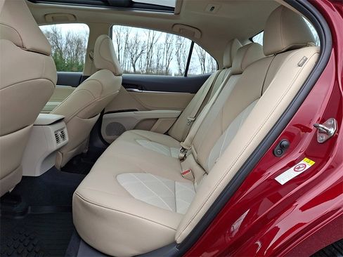 Used 2018 Toyota Camry XLE image 10