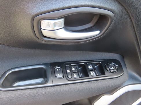 Used 2018 Jeep Renegade Latitude w/ UConnect 8.4 Nav Group FWD image 19