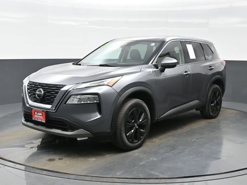 Used 2021 Nissan Rogue SV image 2