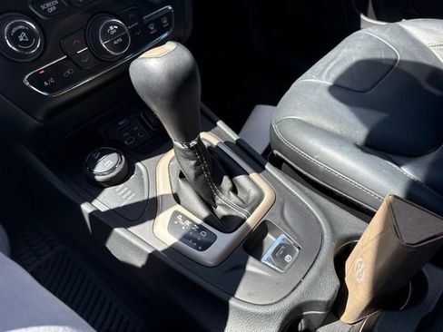 Used 2015 Jeep Cherokee Limited w/ Trailer Tow Group AWD/4WD image 8