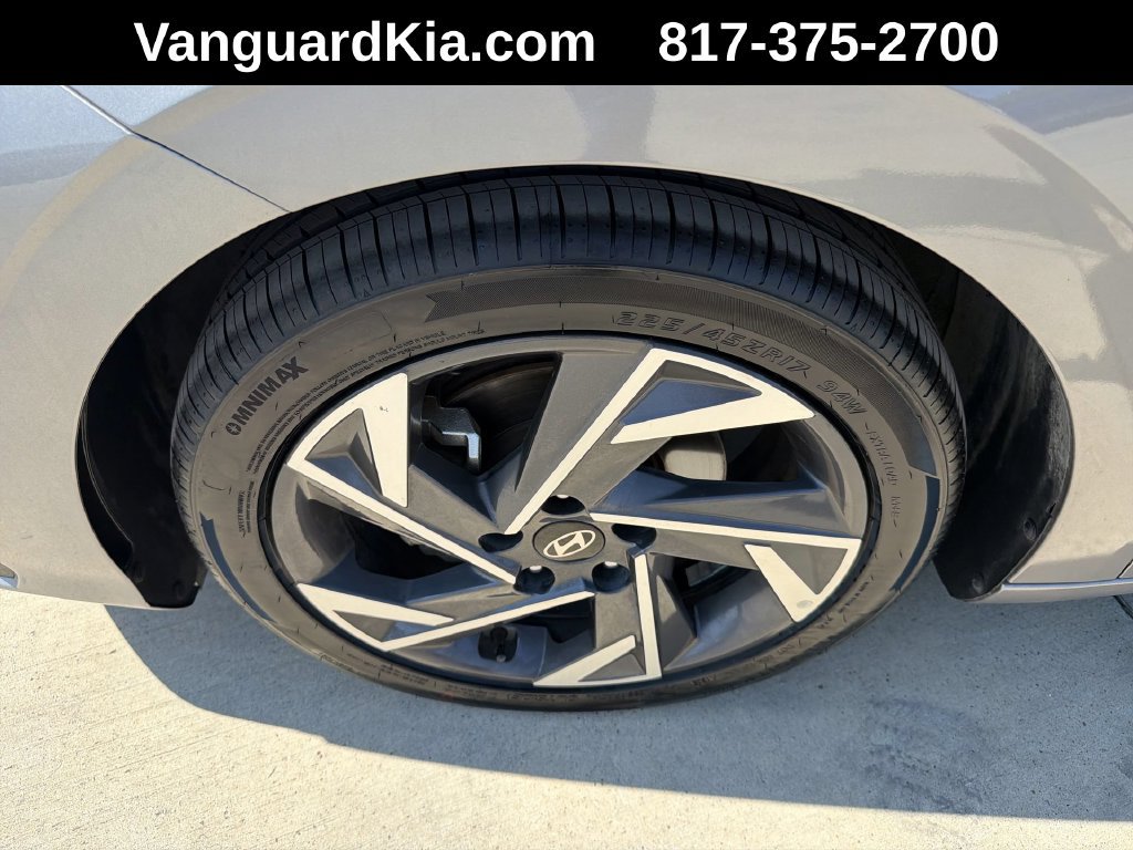Used 2025 Hyundai Elantra SEL FWD image 21