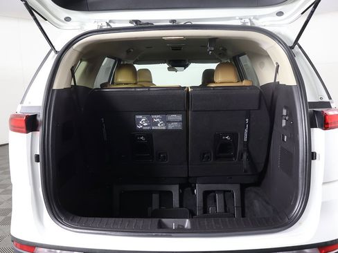 Used 2023 Kia Carnival EX image 19