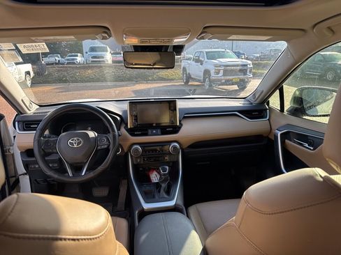 Used 2019 Toyota RAV4 Limited image 14