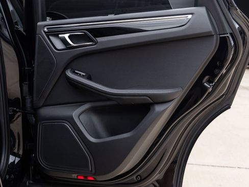 Certified 2023 Porsche Macan AWD/4WD image 39